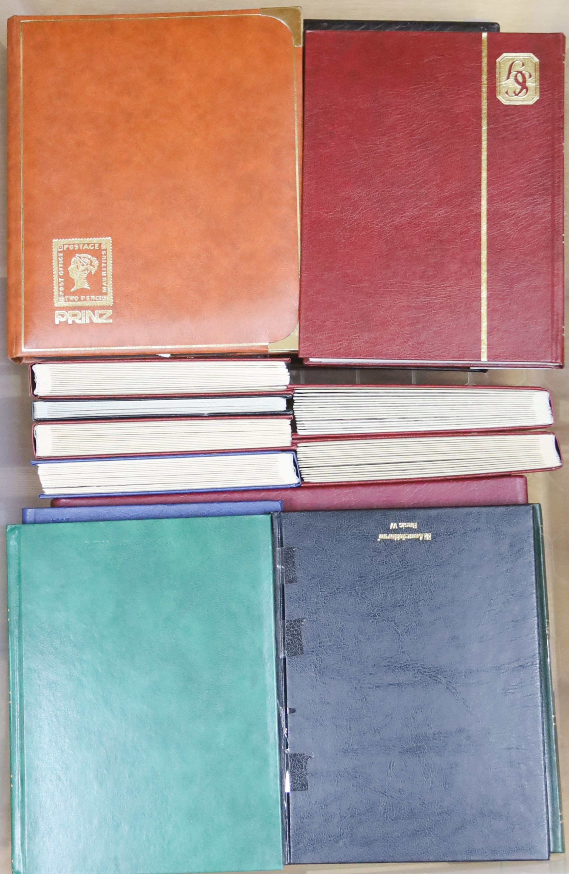 20 albums, stock books. Australia from 1913. Kangaroos - modern, Canada from 1868, Bermuda, Jamaica, South America
